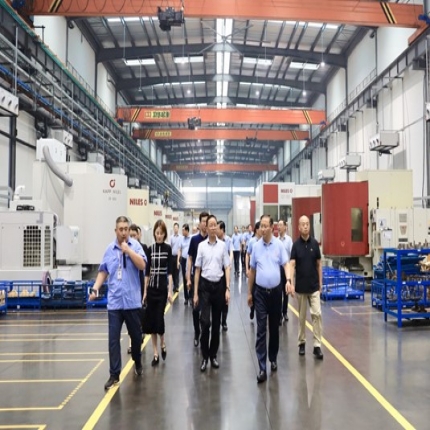 金湖縣委書(shū)記賀寶祥率黨政代表團(tuán) 參觀(guān)泰隆科技產(chǎn)業(yè)園